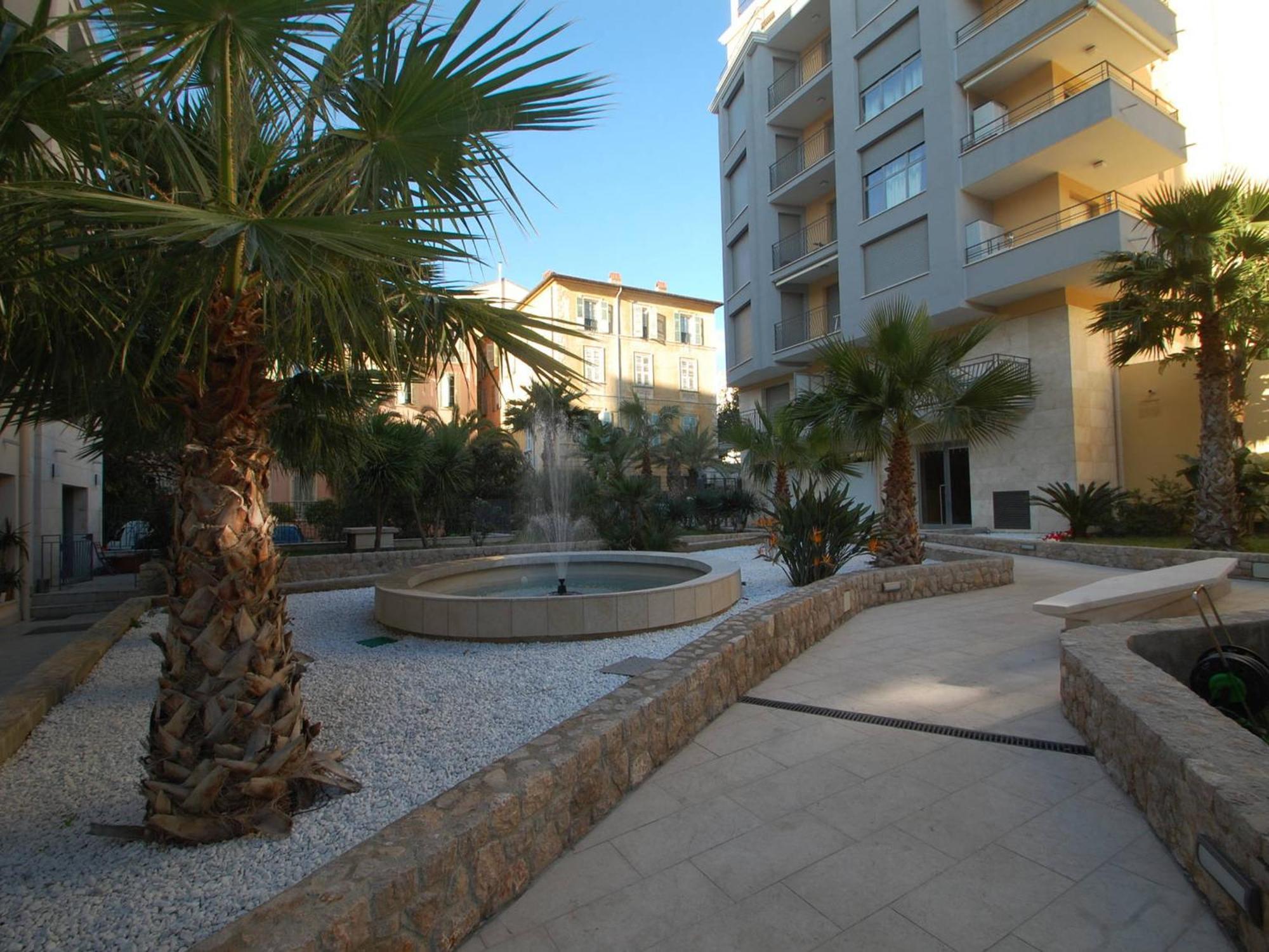 Charmant 2P Moderne Avec Terrasse, Parking Prive, En Plein Centre De Menton, A 2 Pas De La Mer - Fr-1-196-200 Ngoại thất bức ảnh